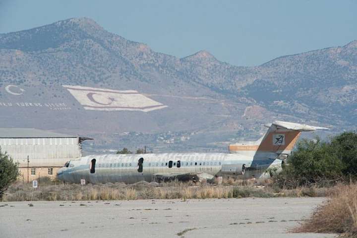 Уже никто никуда не летит. Апокалиптические фото заброшенного аэропорта на Кипре