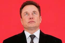 Мама Илона Маска выложила его фото 1995 года, где он чинит стекло машины