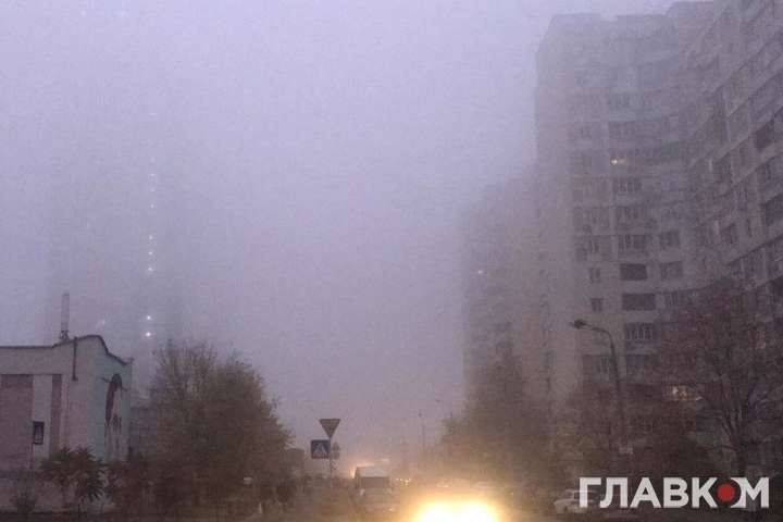 На Київ опустився туман: водіїв попереджають про небезпеку