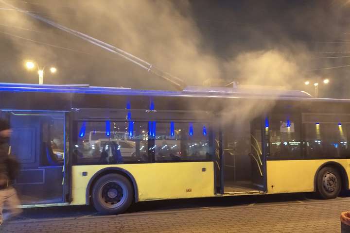 Біля Центрального залізничного вокзалу Києва загорівся тролейбус (фото)
