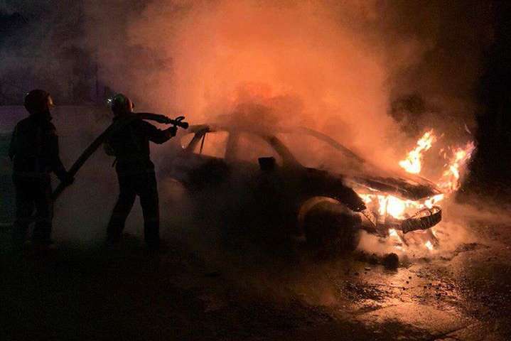 На Сирці в Києві вщент згорів автомобіль (фото)