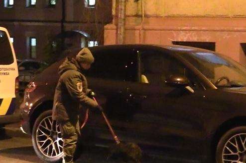 У центрі Києва поліція затримала чоловіка, який кріпив до автівки «маячок» (фото)