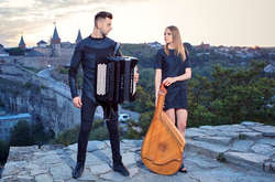 Участники дуэта B&B Project – Татьяна Мазур (бандура) и Сергей Шамрай (кнопочный аккордеон)