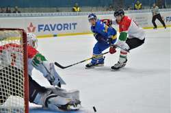 Україна зазнала приголомшливої поразки в стартовому матчі домашнього чемпіонату світу з хокею