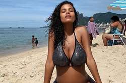  22-летняя Тина Кунаки оригинальным образом поддерживает любовный интерес своего мужа – 53-летнего Венсана Касселя 
  