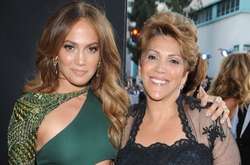  Стильная женщина с короткой стрижкой и в черном луке сначала засмущалась, стоя перед многотысячной толпой 
  