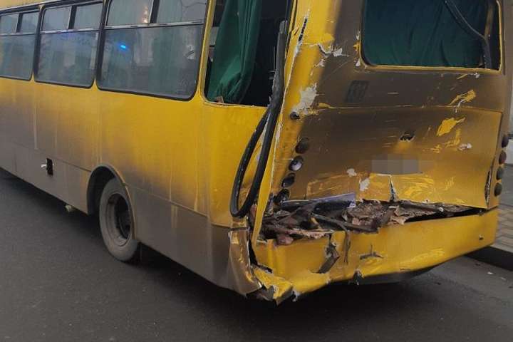 У Києві вантажівка протаранила маршрутку: 11 людей у лікарні (фото)