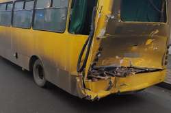 Вантажівка вдарила маршрутку ззаду