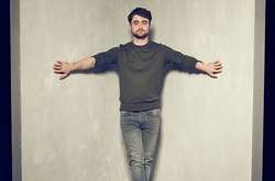  Дэниел отметил, что артисты любят жаловаться на назойливых поклонников, забывая, как им повезло и с их публичной профессией 
  