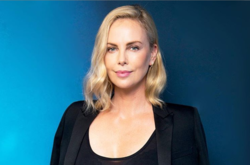  44-летняя Шарлиз Терон призналась, что в начале карьеры столкнулась с сексуальными домогательствами 
  