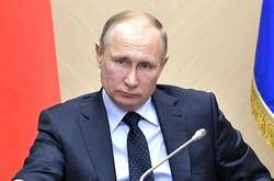 Під час «нормандської зустрічі» Путіна супроводжували в туалет шестеро людей