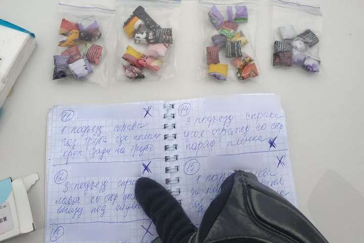 У Борисполі правоохоронці виявили у літньої жінки наркотики (фото)