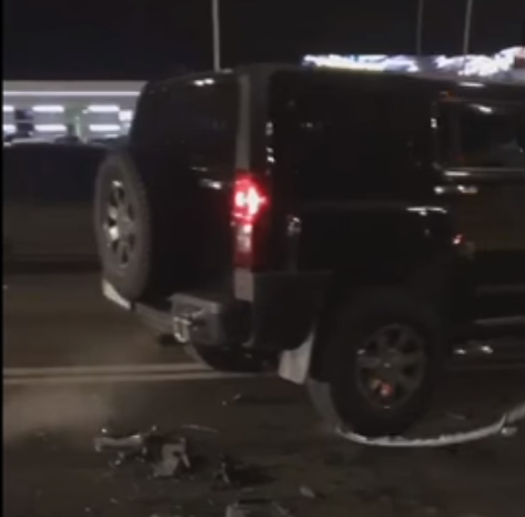 У центрі Києва п’яний водій на позашляховику протаранив автобус і втік (відео)