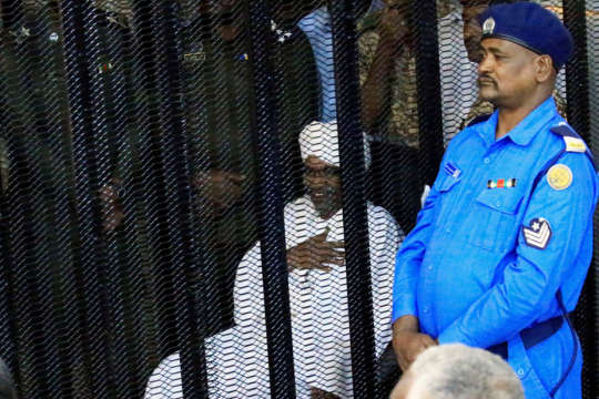 Експрезидента Судану засудили до двох років за корупцію
