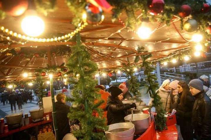 На Софійській площі у Києві запрацював Різдвяний ярмарок (фото)