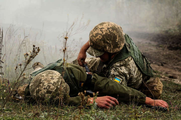Війна на Донбасі: один боєць Об'єднаних сил загинув, ще двох поранено