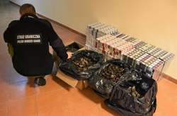 На кордоні з Польщею затримали найбільшу за рік контрабанду бурштину з України