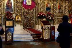 За словами очевидиці, чоловік пошкодив ікону навмисно