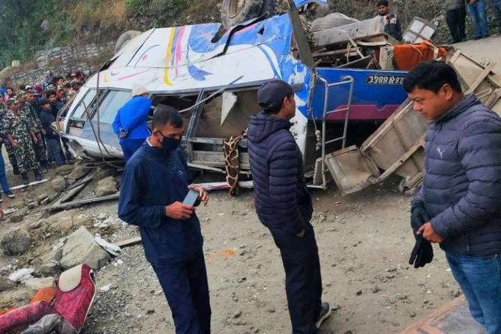 У Непалі автобус з паломниками впав у прірву – загинуло 14 осіб