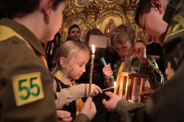 В Україну доставили Вифлеємський вогонь миру