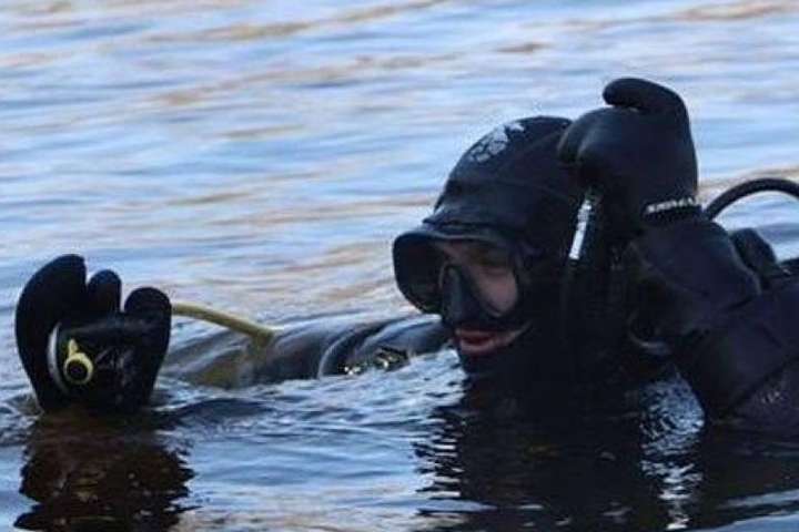 З озера в Києві водолази дістали тіло чоловіка 