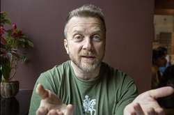 В ніч на 13 грудня в квартиру шоумена і співака Антіна Мухарського увірвалися правоохоронці та провели обшук