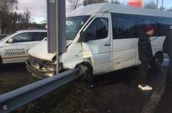 Від удару мікроавтобус відкинуло у відбійник