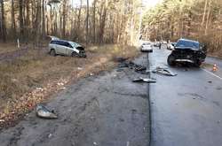 Біля села Стоянка Lexus скоїв зіткнення з автомобілем Mitsubishi