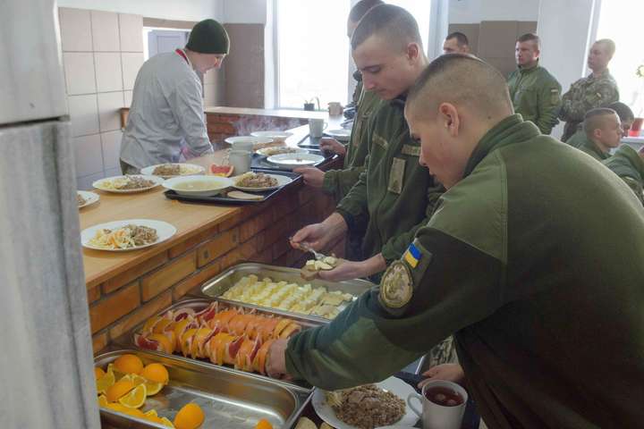 Суд розблокував перехід армії на нову систему харчування