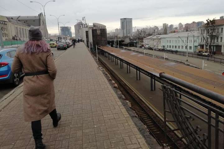 На мосту біля Центрального залізничного вокзалу обвалилася огорожа (фото)