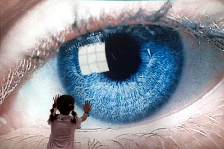 У Південній Кореї створили «розумні» контактні лінзи, що діагностують очі