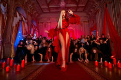 В новом клипе Поляковой на смену Королеве Ночи пришла Ночная жрица (видео)