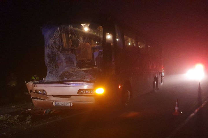 На Чернігівщині автобус зіткнувся з вантажівкою: є загиблі та постраждалі