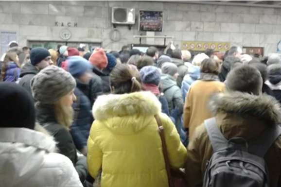 Виламані турнікети та огорожі: пасажири влаштували в метро погром через збій у системі оплати