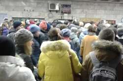 Виламані турнікети та огорожі: пасажири влаштували в метро погром через збій у системі оплати