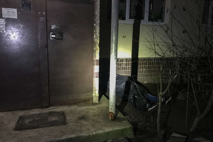 На Теремках біля входу в будинок виявлено тіло хлопця (фото)