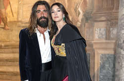 55-летнюю Монику Беллуччи заметили на прогулке с молодым экс-любовником