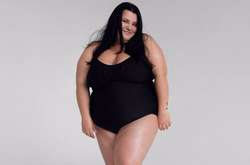 На снимке звезда в купальнике позирует, лежа на полу, задрав вверх одну ногу