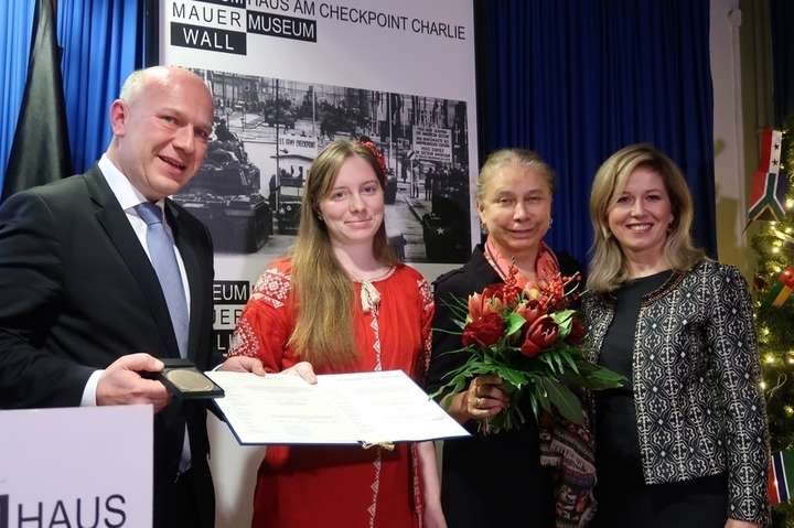 Вінничанку нагородили у Німеччині медаллю за боротьбу за права людини