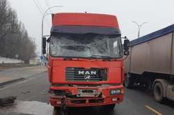  У Києві водій фури, не дотримавшись безпечної відстані, здійснив зіткнення з маршруткою 