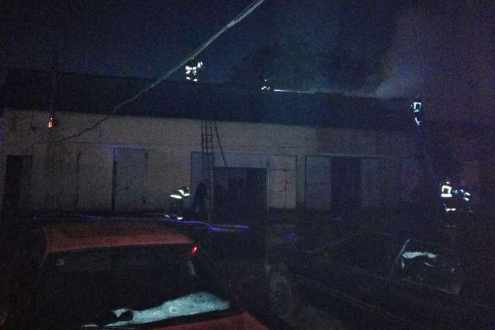 На станції техобслуговування в Києві сталася пожежа: є постраждалий