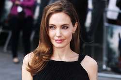  44-летняя Анджелина Джоли устроила себе выходной во время работы в столице Британии 
  