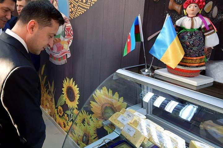 «Вкусно по-украински!»: Зеленский прошелся по продуктовому магазину в Азербайджане (фото)