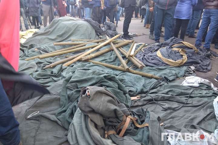 Поліція демонтувала намети протестувальників на Грушевського