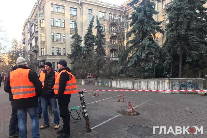 Протестувальники Коломойського захопили сквер поблизу Нацбанку (фото)