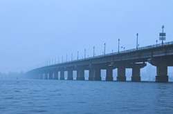 Під час робіт рух транспорту буде обмежений на крайній правій смузі у напрямку лівого берега