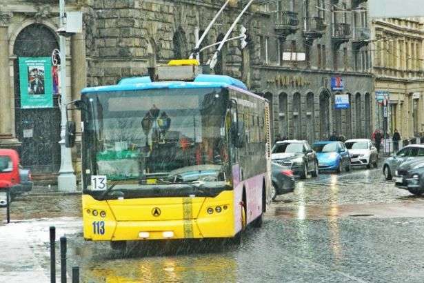 У Львові тролейбус збив пішохода