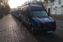 Битва за землю: поліція пригнала під Раду десятки автозаків (фото)