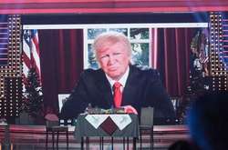 Снимает штаны и играет на рояле Jingle Bells: «Квартал 95» высмеял Трампа (видео)