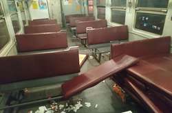 Футбольные фанаты разгромили вагон «Укрзализныци» (фото)